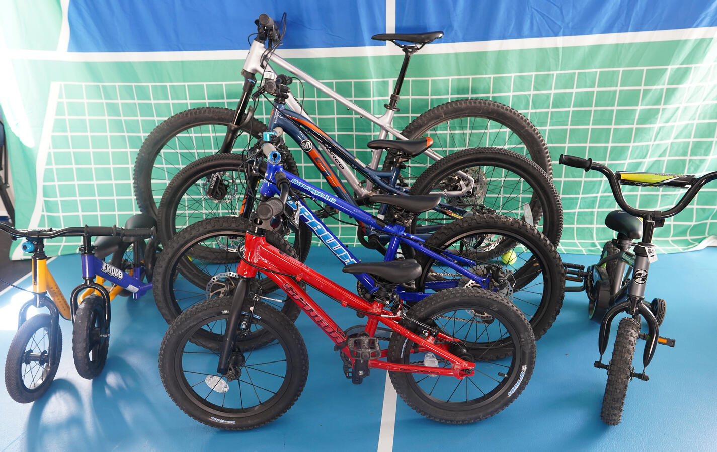 提供全尺寸專業租賃車輛 (12"-24") 提供全尺寸專業租賃車輛 (12"-24")